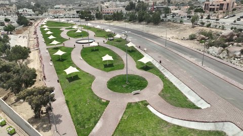 الاشجار والنباتات الخضراء في احدى منتزهات منطقة الباحة، الطبيعة الخضراء في القمم والمرتفعات الجبلية، حركة مرور السيارات في الشوارع والطرق المحيطة بالحديقة، اماكن ومعالم سياحية مشهورة في السعودية