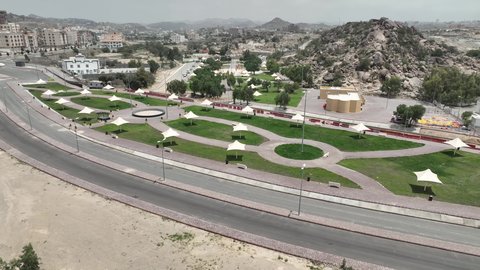 الاشجار والنباتات الخضراء في احدى منتزهات منطقة الباحة، الطبيعة الخضراء في القمم والمرتفعات الجبلية، حركة مرور السيارات في الشوارع والطرق المحيطة بالحديقة، اماكن ومعالم سياحية مشهورة في السعودية