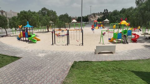 الاشجار والنباتات الخضراء في احدى منتزهات منطقة الباحة، الطبيعة الخضراء في القمم والمرتفعات الجبلية، حركة مرور السيارات في الشوارع والطرق المحيطة بالحديقة، اماكن ومعالم سياحية مشهورة في السعودية