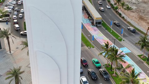 طرق ومعالم سياحية مشهورة في الكورنيش المطل على البحر الأحمر, تصوير جوي لميدان النورس في مدينة جدة في المملكة العربية السعودية، التصميم الهندسي المعماري الحديث، الاهتمام بزراعة الأشجار والنباتات الخضراء
