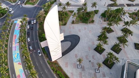 طرق ومعالم سياحية مشهورة في الكورنيش المطل على البحر الأحمر, تصوير جوي لميدان النورس في مدينة جدة في المملكة العربية السعودية، التصميم الهندسي المعماري الحديث، الاهتمام بزراعة الأشجار والنباتات الخضراء