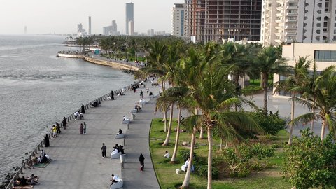 الفن الهندسي المعماري للمنشآت التجارية المطلة على  الواجهة البحرية في المملكة العربية السعودية, كورنيش في مدينة جدة, الاستمتاع بالمناظر الطبيعية المائية, الأبراج وناطحات السحاب في المدينة الساحلية