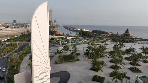 طرق ومعالم سياحية مشهورة في الكورنيش المطل على البحر الأحمر, تصوير جوي لميدان النورس في مدينة جدة في المملكة العربية السعودية، التصميم الهندسي المعماري الحديث، الاهتمام بزراعة الأشجار والنباتات الخضراء