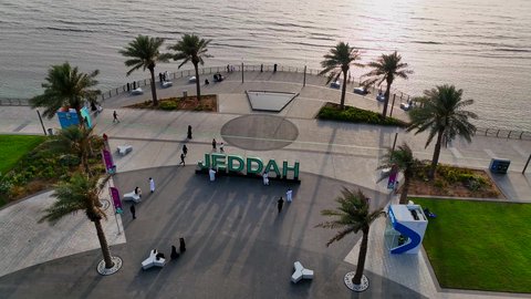 الفن الهندسي المعماري للمنشآت التجارية المطلة على  الواجهة البحرية في المملكة العربية السعودية, كورنيش في مدينة جدة, الاستمتاع بالمناظر الطبيعية المائية, الأبراج وناطحات السحاب في المدينة الساحلية