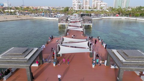 الفن الهندسي المعماري للمنشآت التجارية المطلة على  الواجهة البحرية في المملكة العربية السعودية, كورنيش في مدينة جدة, الاستمتاع بالمناظر الطبيعية المائية, الأبراج وناطحات السحاب في المدينة الساحلية