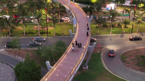 الاهتمام بزراعة أشجار النخيل، مرور الدراجات الهوائية على ممر السعادة في كورنيش مدينة جدة في المملكة العربية السعودية في النهار، الأبراج وناطحات السحاب المطلة على ساحل البحر الأحمر، مكان ومنطقة سياحية مشهورة