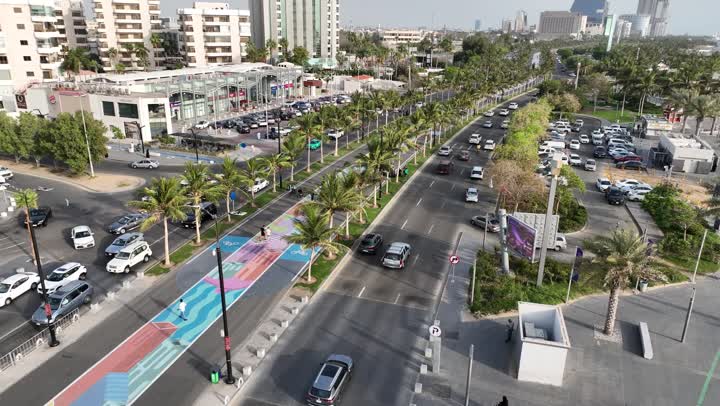 تصوير درون جوي للمناطق الساحلية، الواجهة البحرية لكورنيش جدة في المملكة العربية السعودية، الفن الهندسي المعماري للابراج وناطحات السحاب في شاطئ البحر الاحمر، مكان ومعلم سياحي مشهور