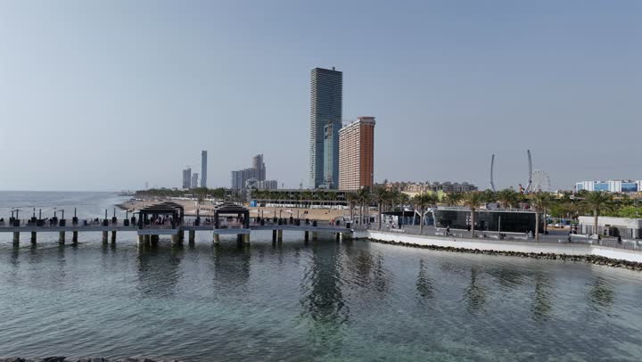 تصوير درون جوي للمناطق الساحلية، الواجهة البحرية لكورنيش جدة في المملكة العربية السعودية، الفن الهندسي المعماري للابراج وناطحات السحاب في شاطئ البحر الاحمر، مكان ومعلم سياحي مشهور