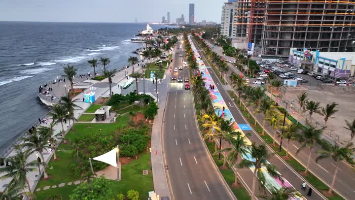 تصوير درون جوي للمناطق الساحلية، الواجهة البحرية لكورنيش جدة في المملكة العربية السعودية، الفن الهندسي المعماري للابراج وناطحات السحاب في شاطئ البحر الاحمر، مكان ومعلم سياحي مشهور