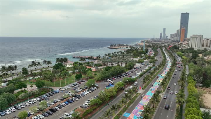 تصوير درون جوي للمناطق الساحلية، الواجهة البحرية لكورنيش جدة في المملكة العربية السعودية، الفن الهندسي المعماري للابراج وناطحات السحاب في شاطئ البحر الاحمر، مكان ومعلم سياحي مشهور