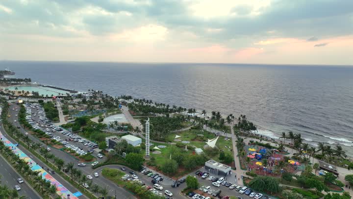 تصوير درون جوي للمناطق الساحلية، الواجهة البحرية لكورنيش جدة في المملكة العربية السعودية، الفن الهندسي المعماري للابراج وناطحات السحاب في شاطئ البحر الاحمر، مكان ومعلم سياحي مشهور