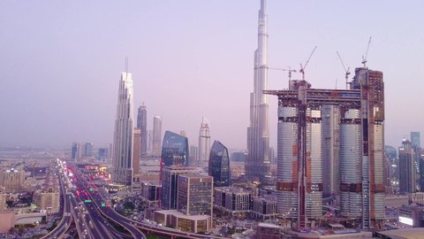 النمو والتقدم العمراني للأبراج وناطحات السحاب  في مدينة دبي، تصوير درون لحركة السيارات والمرور في الطرقات والشوارع، الفن الهندسي المعماري للمباني والمنشآت في الإمارات العربية المتحدة