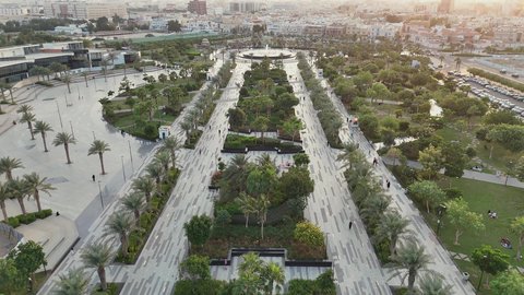 الاهتمام بالهندسة الزراعية للأشجار والنباتات الخضراء في المناطق السياحية، التصميم الهندسي للطرق والشوارع في السعودية، معالم مشهورة لجذب السياح في كورنيش جده, تصوير درون جوي لحديقة الامير ماجد في مدينة جدة