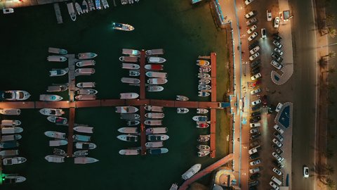 ميناء ابحر في مدينة جدة في المملكة العربية السعودية ليلا، موانئ ومرافئ السعودية,  واجهة جدة البحرية على سواحل البحر الأحمر ، مرسى السفن والبواخر , معالم سياحية مشهورة