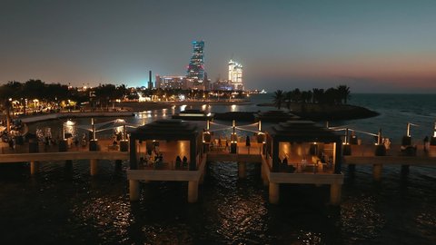 الواجهة البحرية لكورنيش جدة في المملكة العربية السعودية، الفن الهندسي المعماري للابراج وناطحات السحاب في شاطئ البحر الاحمر، مكان ومعلم سياحي مشهور، تصوير درون جوي للمناطق الساحلية