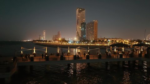 الواجهة البحرية لكورنيش جدة في المملكة العربية السعودية، الفن الهندسي المعماري للابراج وناطحات السحاب في شاطئ البحر الاحمر، مكان ومعلم سياحي مشهور، تصوير درون جوي للمناطق الساحلية