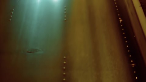 حركة وسائل النقل والمواصلات في الليل، تصوير درون جوي لطريق الملك فهد في عاصمة المملكة العربية السعودية، نمو وتطور البنية التحتية في مدينة الرياض، الفن الهندسي المعماري للأبراج والمباني السكنية والتجارية