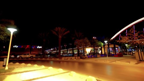 حركة وسائل النقل والمواصلات في الليل، تصوير درون جوي لطريق الملك فهد في عاصمة المملكة العربية السعودية، نمو وتطور البنية التحتية في مدينة الرياض، الفن الهندسي المعماري للأبراج والمباني السكنية والتجارية