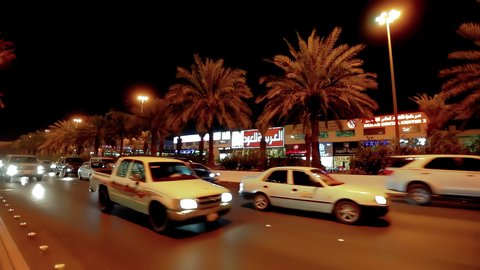 حركة وسائل النقل والمواصلات في الليل، تصوير درون جوي لطريق الملك فهد في عاصمة المملكة العربية السعودية، نمو وتطور البنية التحتية في مدينة الرياض، الفن الهندسي المعماري للأبراج والمباني السكنية والتجارية