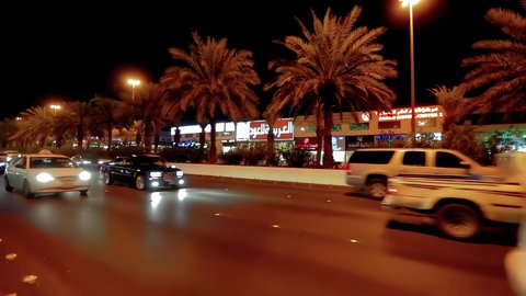 حركة وسائل النقل والمواصلات في الليل، تصوير درون جوي لطريق الملك فهد في عاصمة المملكة العربية السعودية، نمو وتطور البنية التحتية في مدينة الرياض، الفن الهندسي المعماري للأبراج والمباني السكنية والتجارية
