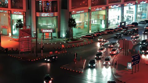 حركة وسائل النقل والمواصلات في الليل، تصوير درون جوي لطريق الملك فهد في عاصمة المملكة العربية السعودية، نمو وتطور البنية التحتية في مدينة الرياض، الفن الهندسي المعماري للأبراج والمباني السكنية والتجارية