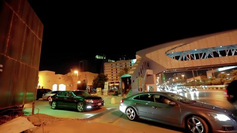 حركة وسائل النقل والمواصلات في الليل، تصوير درون جوي لطريق الملك فهد في عاصمة المملكة العربية السعودية، نمو وتطور البنية التحتية في مدينة الرياض، الفن الهندسي المعماري للأبراج والمباني السكنية والتجارية