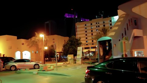 حركة وسائل النقل والمواصلات في الليل، تصوير درون جوي لطريق الملك فهد في عاصمة المملكة العربية السعودية، نمو وتطور البنية التحتية في مدينة الرياض، الفن الهندسي المعماري للأبراج والمباني السكنية والتجارية