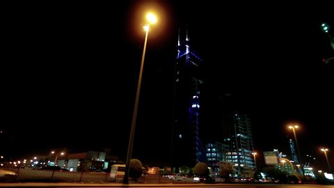 حركة وسائل النقل والمواصلات في الليل، تصوير درون جوي لطريق الملك فهد في عاصمة المملكة العربية السعودية، نمو وتطور البنية التحتية في مدينة الرياض، الفن الهندسي المعماري للأبراج والمباني السكنية والتجارية