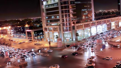 حركة وسائل النقل والمواصلات في الليل، تصوير درون جوي لطريق الملك فهد في عاصمة المملكة العربية السعودية، نمو وتطور البنية التحتية في مدينة الرياض، الفن الهندسي المعماري للأبراج والمباني السكنية والتجارية