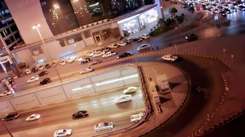حركة وسائل النقل والمواصلات في الليل، تصوير درون جوي لطريق الملك فهد في عاصمة المملكة العربية السعودية، نمو وتطور البنية التحتية في مدينة الرياض، الفن الهندسي المعماري للأبراج والمباني السكنية والتجارية