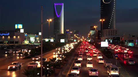 برج المملكة المضاء في الليل، حركة وسائل النقل والمواصلات، تصوير درون جوي لطريق الملك فهد في عاصمة المملكة العربية السعودية، نمو وتطور البنية التحتية في مدينة الرياض، الفن الهندسي المعماري للأبراج والمباني السكنية والتجارية