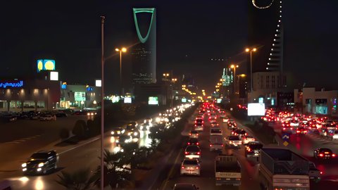 برج المملكة وبرج المجدول المضائان في الليل، حركة وسائل النقل والمواصلات، تصوير درون جوي لطريق الملك فهد في عاصمة المملكة العربية السعودية، نمو وتطور البنية التحتية في مدينة الرياض، الفن الهندسي المعماري للأبراج والمباني السكنية والتجارية