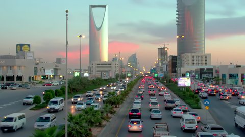 برج المملكة عند غروب الشمس، حركة وسائل النقل والمواصلات، تصوير درون جوي لطريق الملك فهد في عاصمة المملكة العربية السعودية، نمو وتطور البنية التحتية في مدينة الرياض، الفن الهندسي المعماري للأبراج والمباني السكنية والتجارية