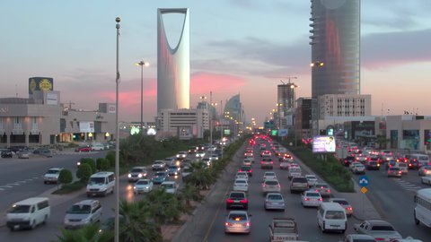 برج المملكة عند غروب الشمس، حركة وسائل النقل والمواصلات، تصوير درون جوي لطريق الملك فهد في عاصمة المملكة العربية السعودية، نمو وتطور البنية التحتية في مدينة الرياض، الفن الهندسي المعماري للأبراج والمباني السكنية والتجارية