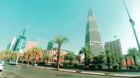 برج الفيصلية في النهار، حركة وسائل النقل والمواصلات، تصوير درون جوي لطريق الملك فهد في عاصمة المملكة العربية السعودية، نمو وتطور البنية التحتية في مدينة الرياض، الفن الهندسي المعماري للأبراج والمباني السكنية والتجارية