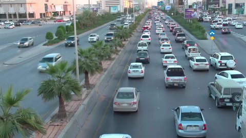 حركة وسائل النقل والمواصلات في النهار، تصوير درون جوي لطريق الملك فهد في عاصمة المملكة العربية السعودية، نمو وتطور البنية التحتية في مدينة الرياض، الفن الهندسي المعماري للأبراج والمباني السكنية والتجارية