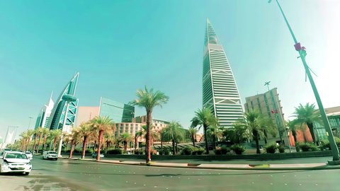 برج الفيصلية في النهار، حركة وسائل النقل والمواصلات، تصوير درون جوي لطريق الملك فهد في عاصمة المملكة العربية السعودية، نمو وتطور البنية التحتية في مدينة الرياض، الفن الهندسي المعماري للأبراج والمباني السكنية والتجارية