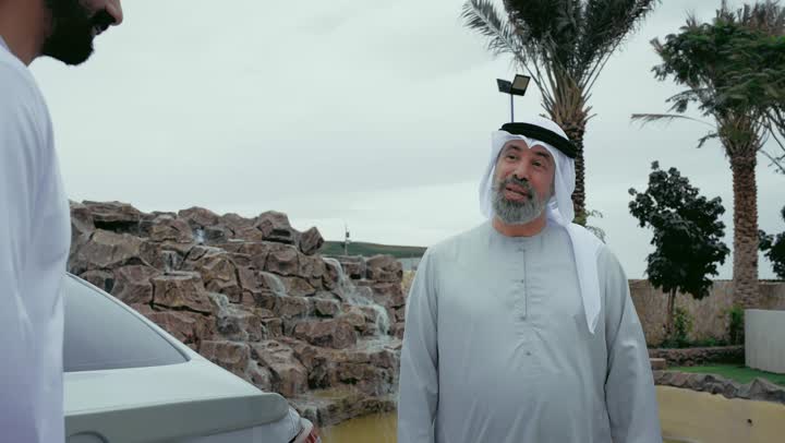 حدائق ومنتزهات ترفيهية في الامارات العربية المتحدة, تقوية وتعزيز الرابط الأسري, عائلة عربية خليجية اماراتية يقضون وقت ممتع في الحديقة في النهار, جلسة عائلية بالهواء الطلق, الأجواء الأسرية السعيدة