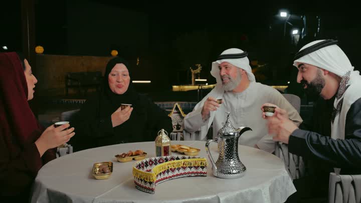 أسرة عربية خليجية اماراتية تقضي أوقات ممتعة في جلسة خارجية في احدى الاستراحات، تبادل الأحاديث والتسامر بين الأفراد، أجواء عائلية سعيدة في شهر رمضان المبارك، الاستمتاع بتناول المقهوه