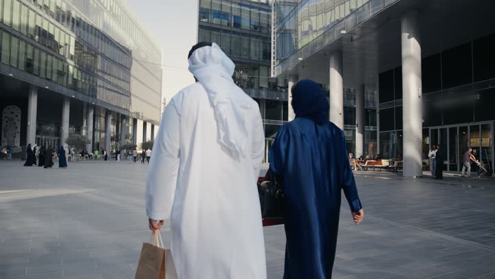 زوجان عربيان خليجيان اماراتيان ييتجولان في مول تجاري في الامارات العربيه المتحده، قضاء اوقات عائلية ، جولة سياحية ، التسوق في المول ، أماكن سياحية في السعودية، شراء الهدايا والمستلزمات الشخصيه، اماكطن ترفيهيه وسياحيه بالامارات