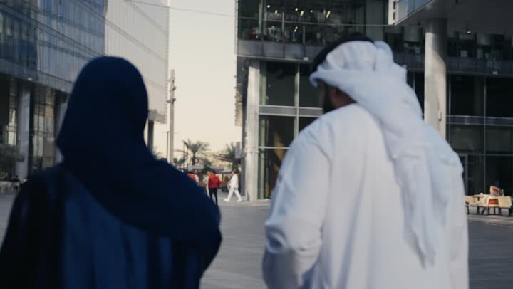زوجان عربيان خليجيان اماراتيان ييتجولان في مول تجاري في الامارات العربيه المتحده، قضاء اوقات عائلية ، جولة سياحية ، التسوق في المول ، أماكن سياحية في السعودية، شراء الهدايا والمستلزمات الشخصيه، اماكطن ترفيهيه وسياحيه بالامارات