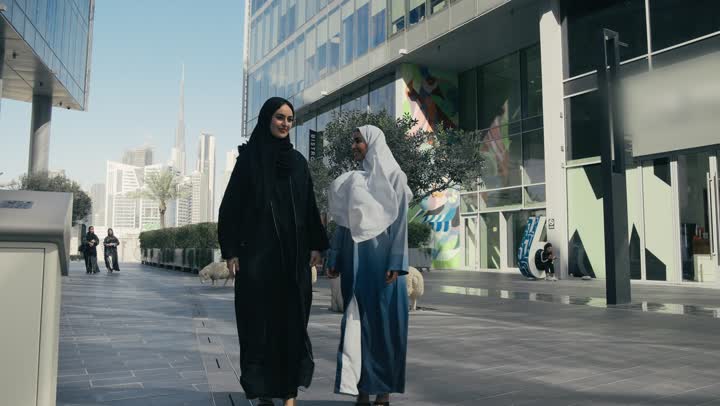 سيدتان عربيتان خليجيتان سعوديتان تتحدثان عن السوالف اليوميه، صديقتان مبتسمتان تسيران معاً في نزهة ممتعة لإحدى الأماكن الترفيهية، سياحة و استجمام، صداقات و تعارف، علاقات إجتماعية، قضاء أوقات ممتعة