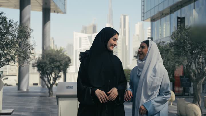 سيدتان عربيتان خليجيتان سعوديتان تسيران سويا،  صديقتان اماراتيتان مبتسمتان تسيران معاً في نزهة ممتعة لإحدى الأماكن الترفيهية، سياحة و استجمام، صداقات و تعارف، علاقات إجتماعية، قضاء أوقات ممتعة، التحدث برفقه الاصدقاء