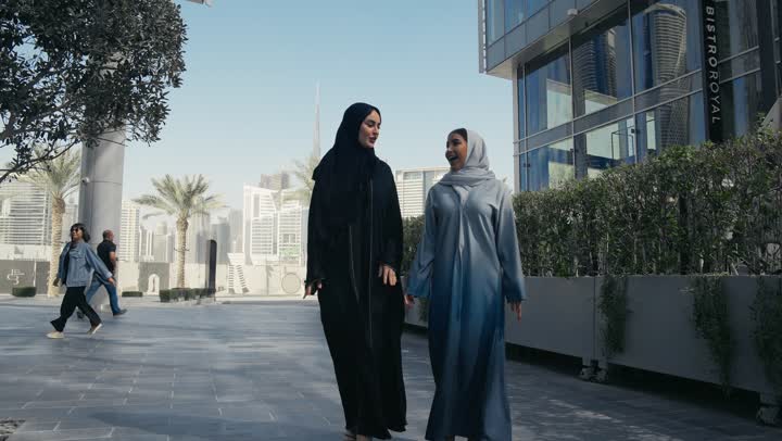 سيدتان عربيتان خليجيتان سعوديتان تسيران سويا،  صديقتان اماراتيتان مبتسمتان تسيران معاً في نزهة ممتعة لإحدى الأماكن الترفيهية، سياحة و استجمام، صداقات و تعارف، علاقات إجتماعية، قضاء أوقات ممتعة، التحدث برفقه الاصدقاء