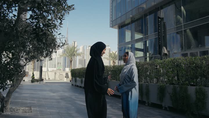 قضاء أوقات ممتعة مع الاصدقاء، صديقتان عربيتان خليجيتان سعوديتان تستمتعان بتبادل الحديث، نقاشات وحوارات، امرأتان اماراتيتان تستمتعان بالحديث والسوالف السعيده، مناقشات وحديث الاصدقاء