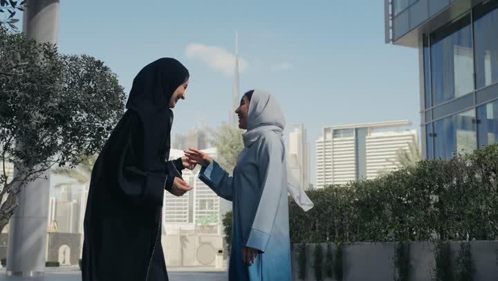 ايماءه السرور برفقه الاصدقاء، قضاء أوقات ممتعة مع الاصدقاء، صديقتان عربيتان خليجيتان سعوديتان تستمتعان بتبادل الحديث، نقاشات وحوارات، امرأتان اماراتيتان تستمتعان بالحديث والسوالف السعيده، مناقشات وحديث الاصدقاء