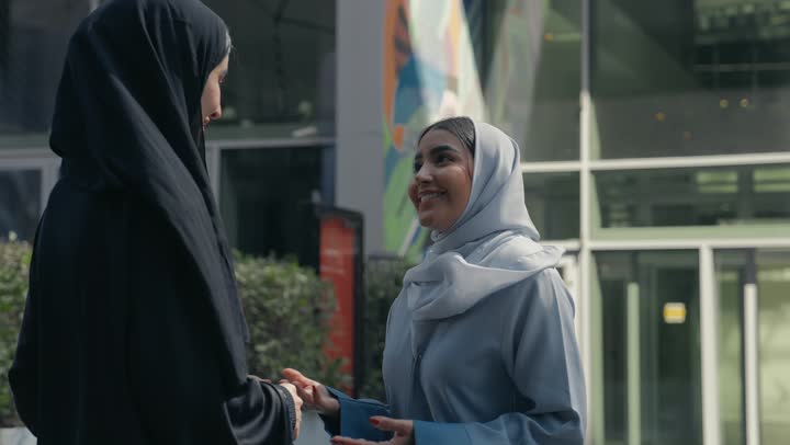 صداقات وتعارف وقضاء أوقات ممتعة، صديقتان عربيتان خليجيتان سعوديتان تستمتعان بتبادل الحديث، نقاشات وحوارات، امرأتان اماراتيتان تستمتعان بالحديث والسوالف السعيده