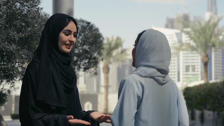 امرأتان اماراتيتان تستمتعان بالحديث والسوالف السعيده، مناقشات وحديث الاصدقاء، ايماءه السروربرفقه الاصدقاء، قضاء أوقات ممتعة مع الاصدقاء، صديقتان عربيتان خليجيتان سعوديتان تستمتعان بتبادل الحديث، نقاشات وحوارات