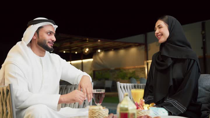 أجواء ليلية رمضانية روحانية، ايماءات السعادة بقدوم رمضان، قضاء وقت ممتع في جلسة خارجية عائلية في احدى الشاليهات، زينة واكسسوار الأعياد والمناسبات الاسلامية، فتاة عربية خليجية اماراتية تقوم بتقديم فانوس معدني لوالدتها، ضيافة شهر رمضان المبارك