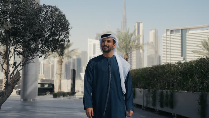 نزهه في الهواء الطلق،  التجول والاستمتاع باستنشاق الهواء النقي ، رجل عربي خليجي اماراتي يرتدى الكندوره والغتره يقضي أوقات ممتعة في إحدى الحدائق في الامارات، جولة في الطبيعة ,التجول في المناطق العامة
